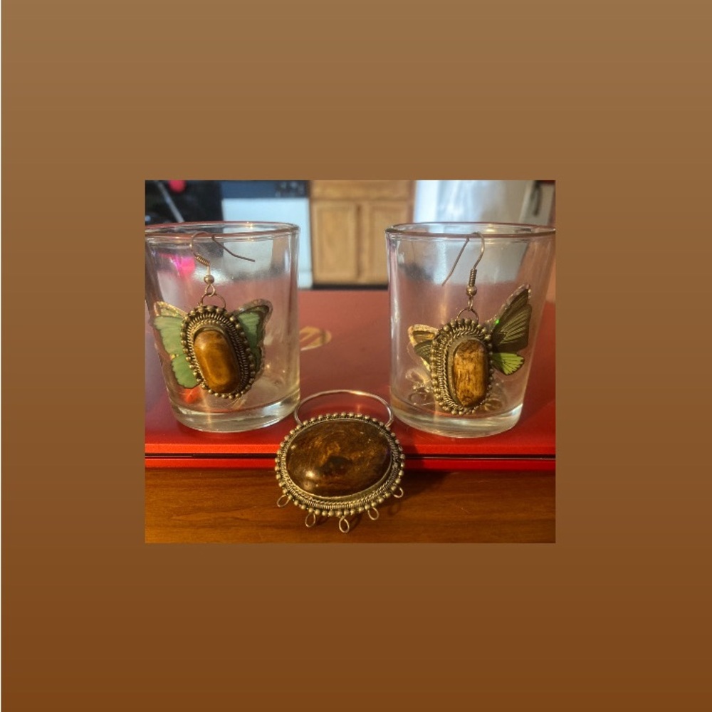 A tiger eye set